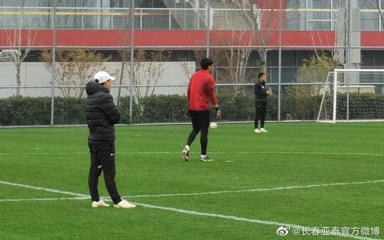 报道称，本赛季多纳鲁马的表现相较过去几个赛季有所下滑，他已经不再是巴黎圣日耳曼的非卖品。